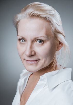 Alona_Szostak.jpg.limit.300x456